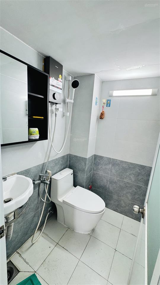 Bán nhà 4 tầng mặt tiền đường 6m xe hơi đậu quận 4