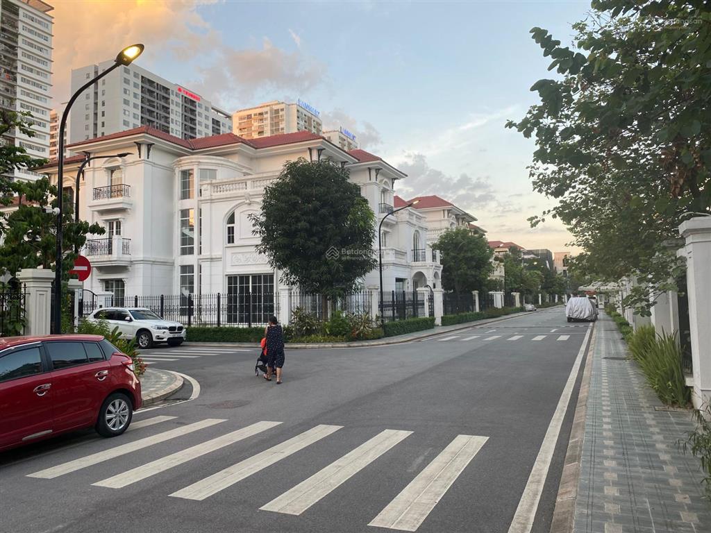 Vợ chồng tôi cần bán biệt thự embassy  mặt đường nguyễn văn huyên