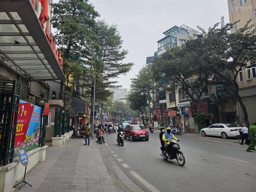 Chủ ngợp bank  mặt phố khâm thiên, đống đa  5 tầng 83m2  mặt tiền 4.1m  giá 46 tỷ  2 thoáng