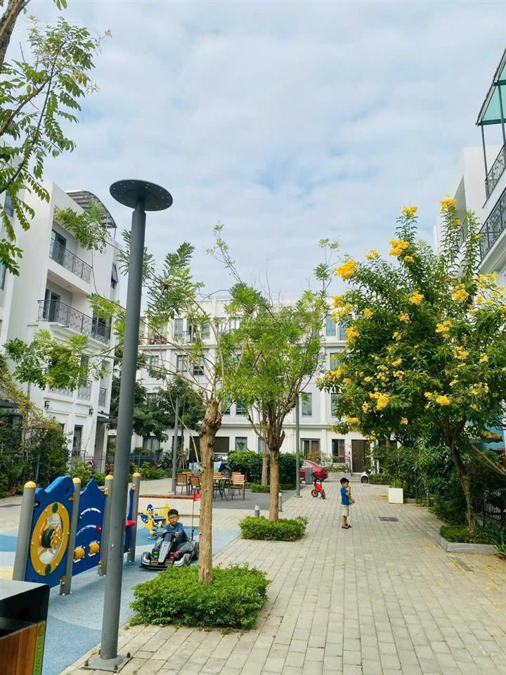 Cần bán gấp căn biệt thự 200m2 view bể bơi khu vui chơi the manor central park