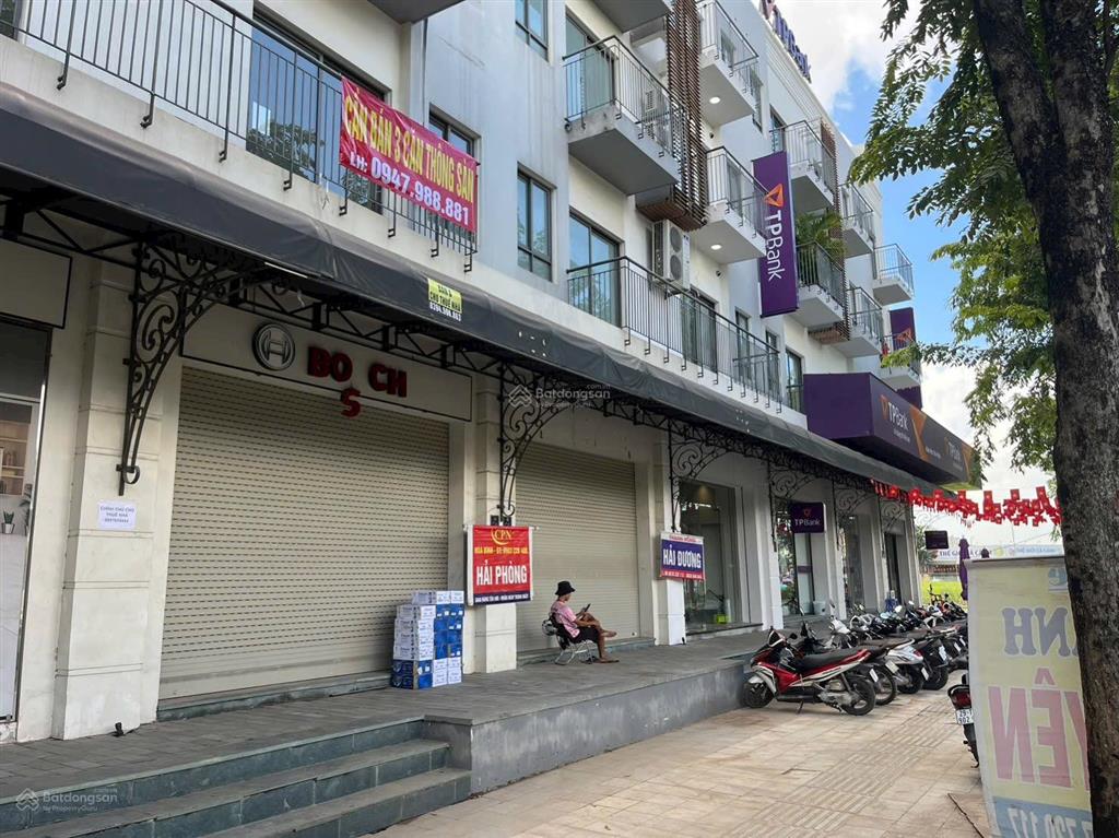 Cần bán căn shop 225m2 mặt tiền 15m tại the manor central park
