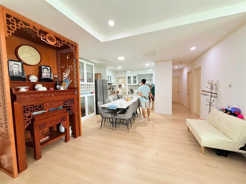 Cần bán nhanh căn hộ phú hoàng anh căn góc 3pn view hồ bơi, giá 4,6 tỷ. call 0949 656 ***