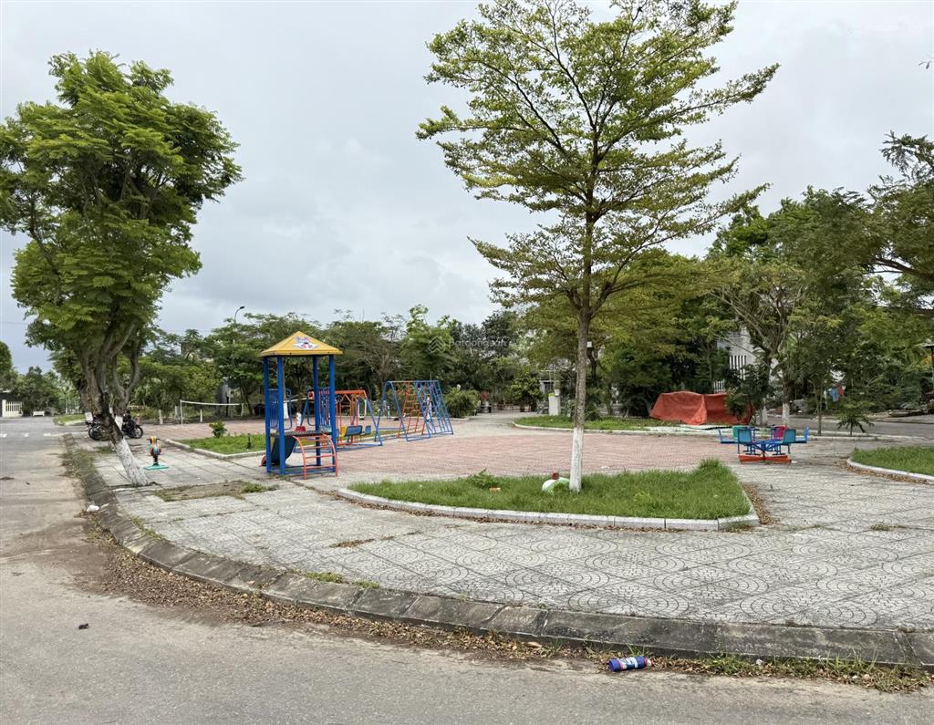 Tôi cần bán lô đất tđc bến xe đức long  đường bờ đằm 6  gần chợ đầu mối