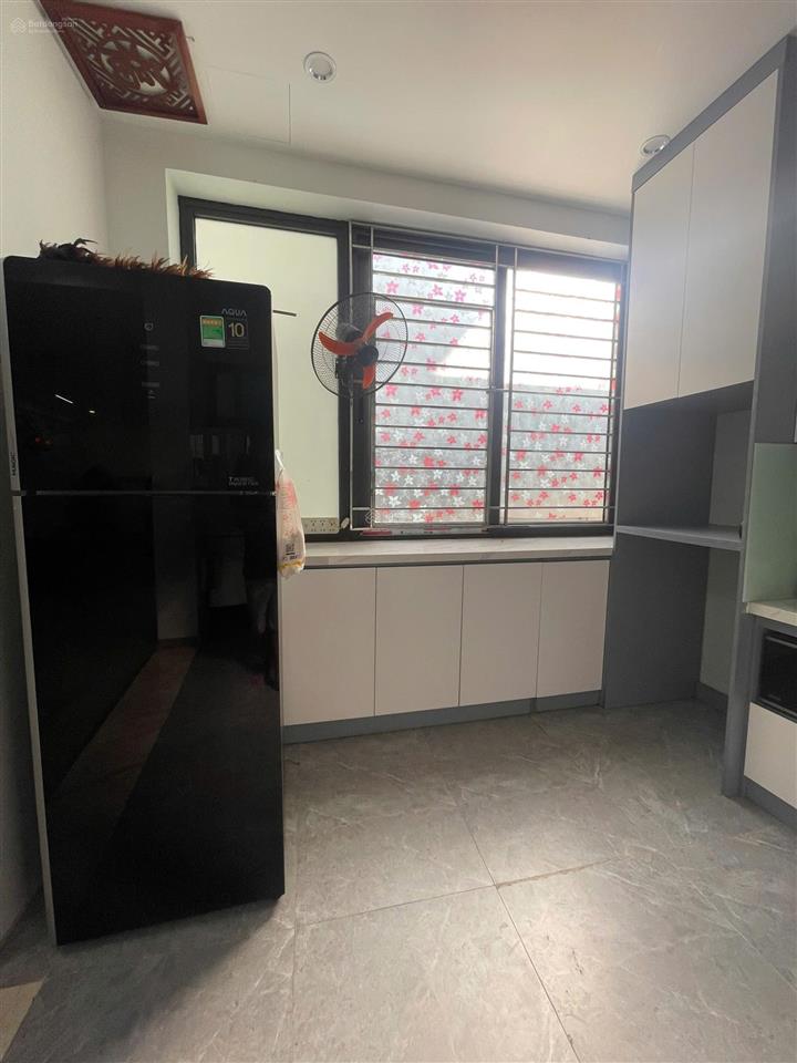 Cho thuê căn hộ chung cư cũ ở ngay, rộng thoáng 100m2, 3 phòng ngủ, chỉ 13 triệu/tháng