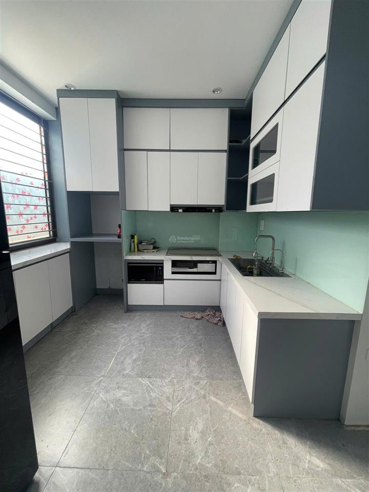 Cho thuê căn hộ chung cư cũ ở ngay, rộng thoáng 100m2, 3 phòng ngủ, chỉ 13 triệu/tháng