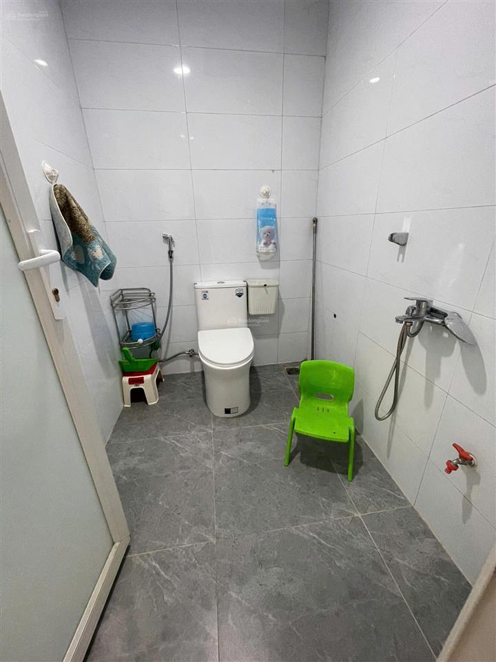 Cho thuê căn hộ chung cư cũ ở ngay, rộng thoáng 100m2, 3 phòng ngủ, chỉ 13 triệu/tháng
