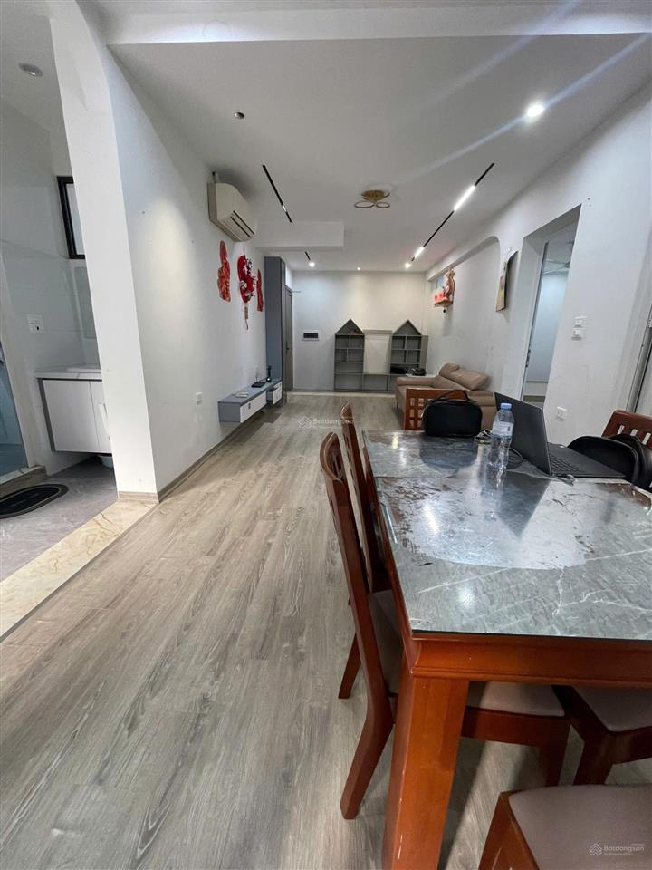Cho thuê căn hộ chung cư cũ ở ngay, rộng thoáng 100m2, 3 phòng ngủ, chỉ 13 triệu/tháng