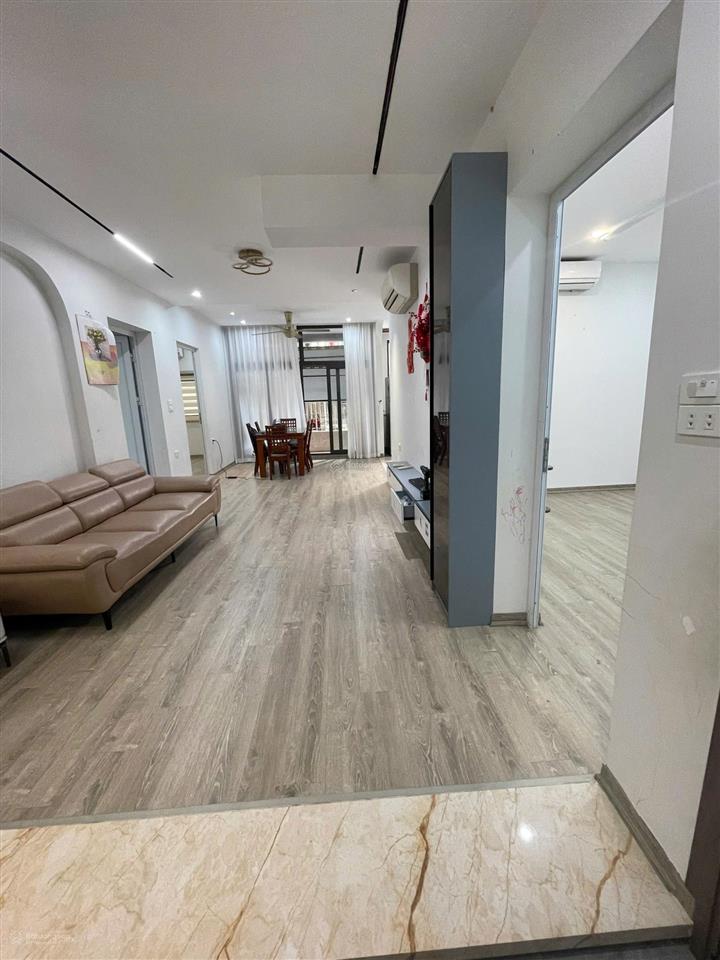 Cho thuê căn hộ chung cư cũ ở ngay, rộng thoáng 100m2, 3 phòng ngủ, chỉ 13 triệu/tháng