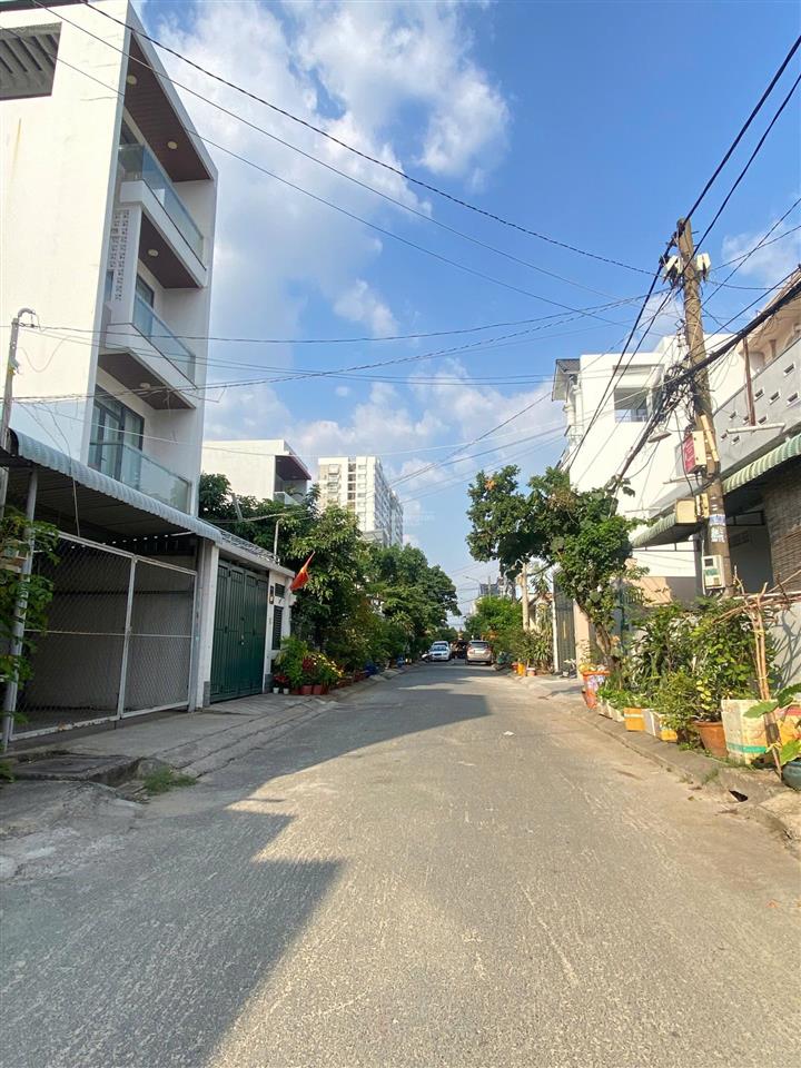 Bán nhà mặt tiền đường 104m2 kết cấu 2 tầng ngang 5m