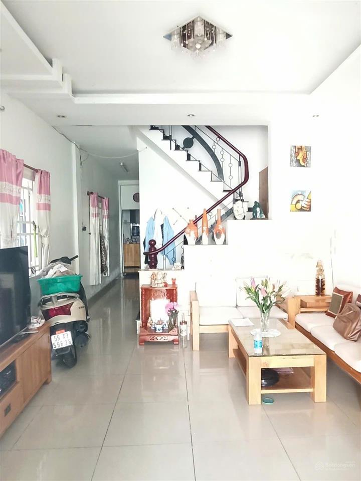 Bán nhà mặt tiền đường 104m2 kết cấu 2 tầng ngang 5m