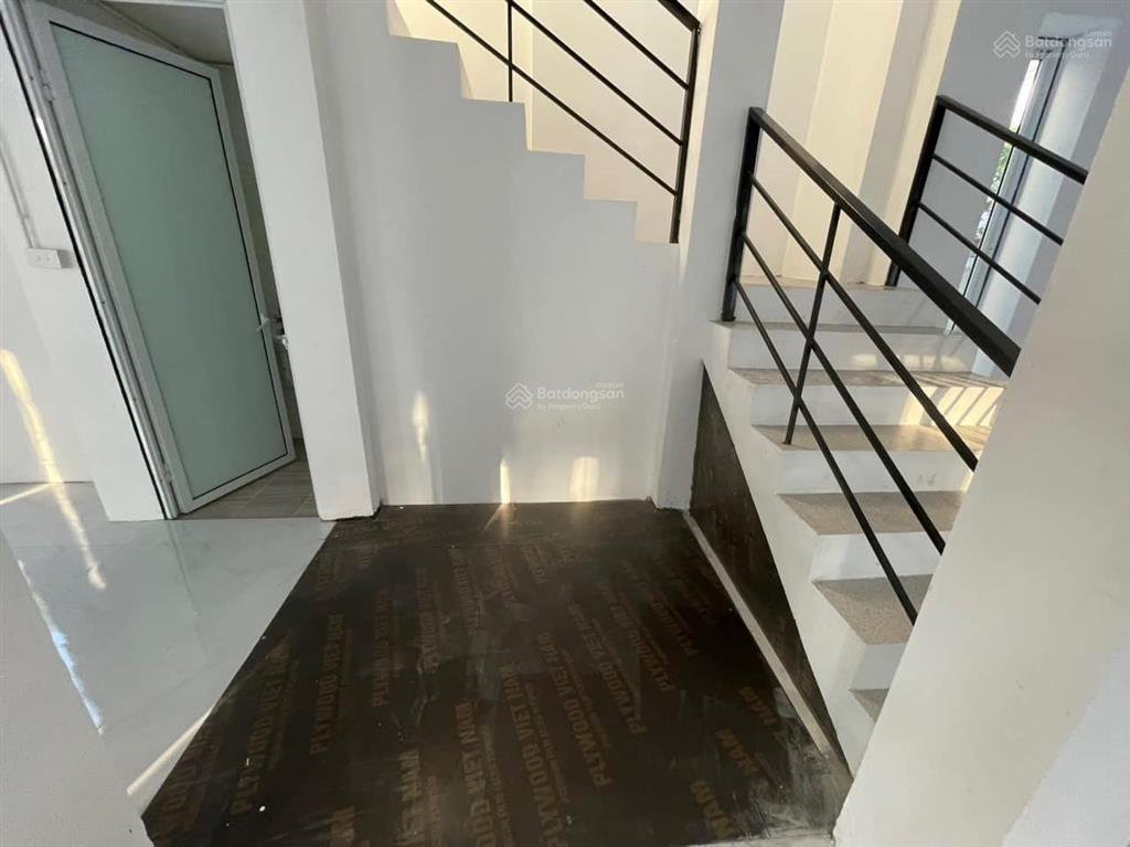 Cho thuê liền kề 4 tầng, hoàn thiện cơ bản vp, làm kho giá 17 triệu, ở geleximco lê trọng tấn