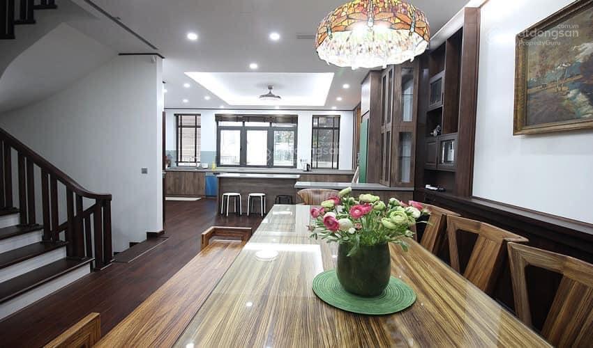 Bán biệt thự tân cổ điển 4 tầng, 1 hầm, hoàn thiện, có thang máy giá cắt lỗ