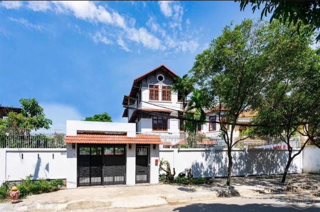Bán nhanh căn biệt thự 2mt đường khu giang văn minh giáp thảo điền.dt 25x23 570m2 3 tầng chỉ 115ty