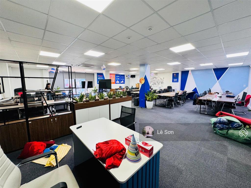 Thuê văn phòng phan xích long, phú nhuận. dt sàn 90m2 sàn view 2 mt, ngăn phòng sẵn