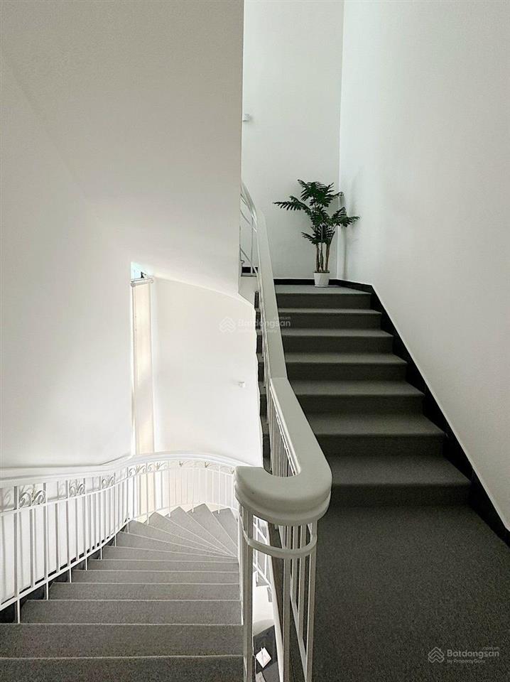 Cho thuê nhà mới đường phổ quang, quận phú nhuận, dt 12x25m, trệt 3 lầu sân thượng, nhà đẹp mới
