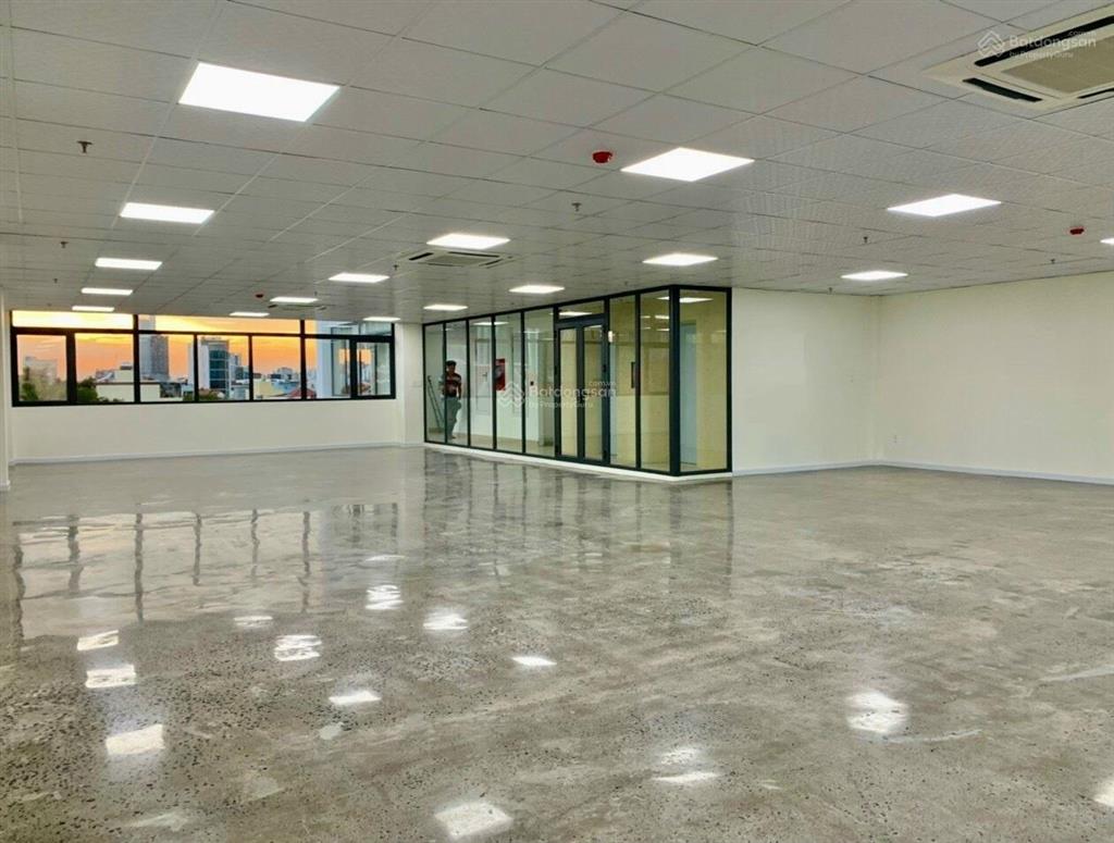 Cho thuê nhà mới đường hoàng việt, q tân bình, dt 10x20m, hầm trệt 5 lầu, thang máy, sàn trống suốt