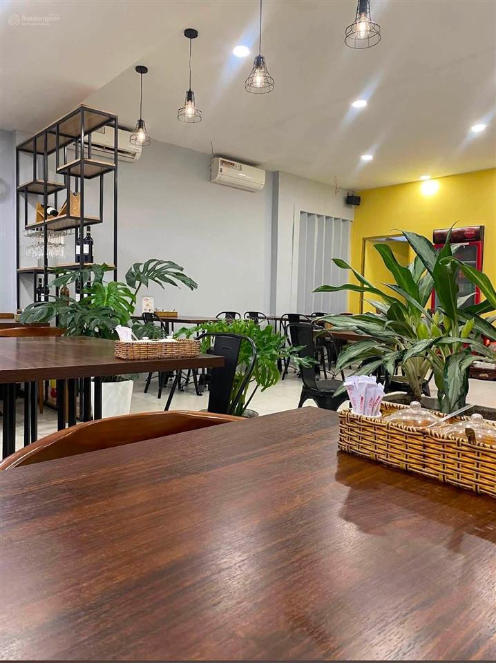 Cho thuê biệt thự ngang 25m, sân vườn thoáng, trệt lầu  đường huỳnh văn bánh, phú nhuận