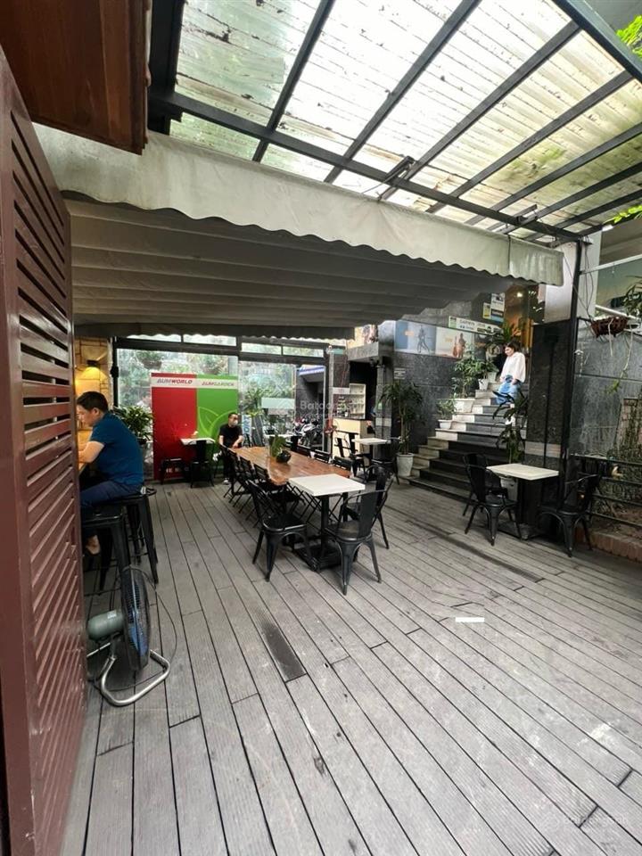 Cho thuê biệt thự ngang 25m, sân vườn thoáng, trệt lầu  đường huỳnh văn bánh, phú nhuận