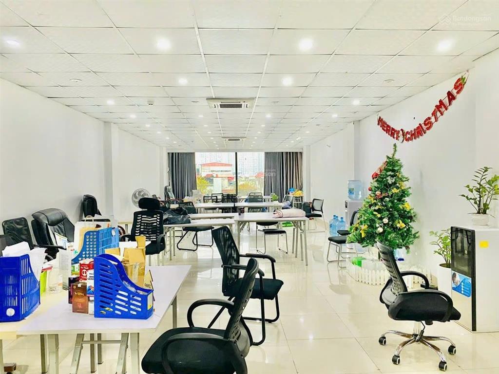Cho thuê văn phòng 65m2 đường nguyễn thị minh khai, quận 3. sàn đẹp vuông vức, sẵn máy lạnh