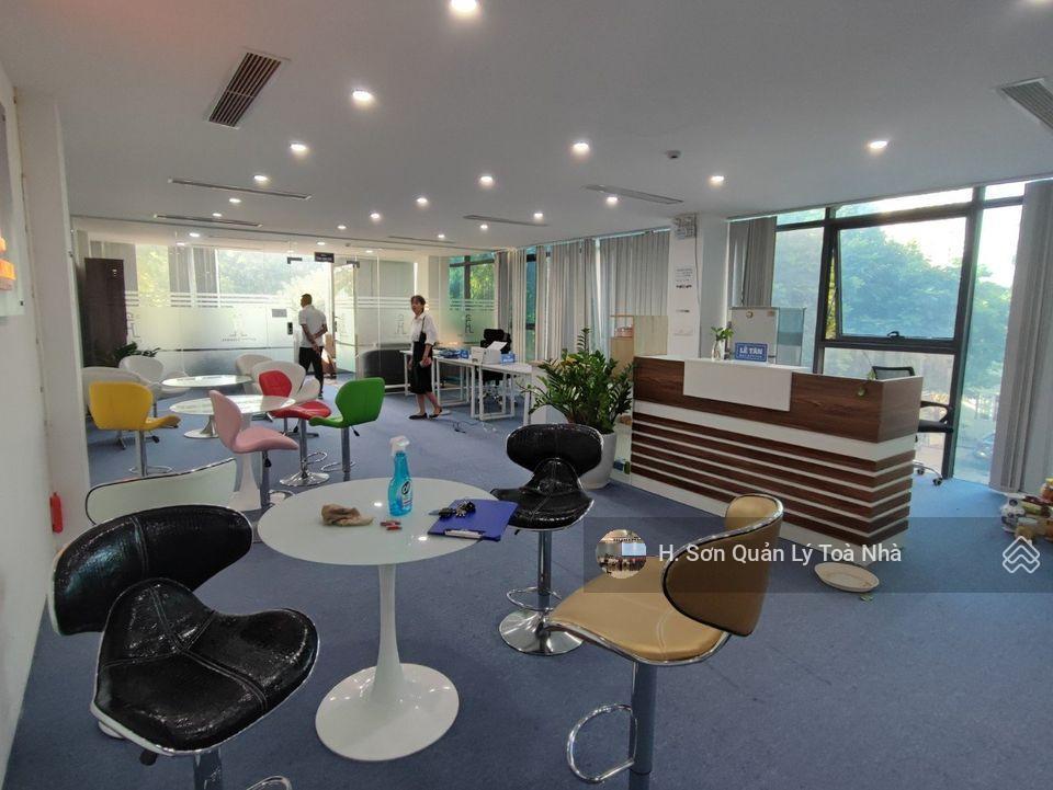 Tòa nhà đường điện biên phủ cho thuê văn phòng diện tích 150m2. sàn đẹp có ngăn sẵn phòng, sàn gỗ