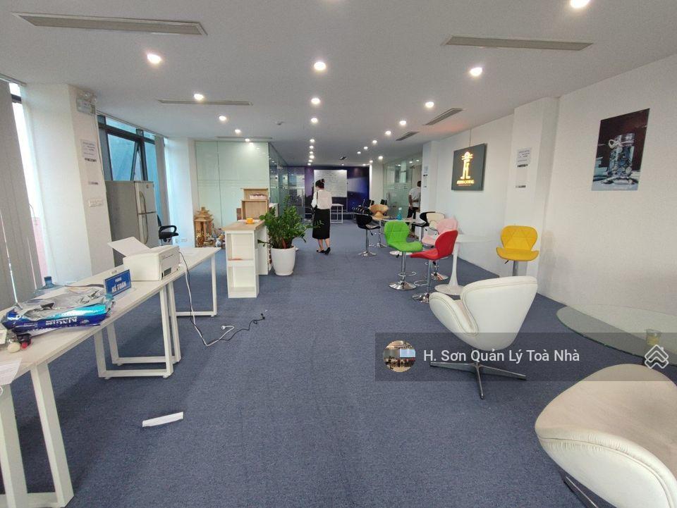 Tòa nhà đường điện biên phủ cho thuê văn phòng diện tích 150m2. sàn đẹp có ngăn sẵn phòng, sàn gỗ