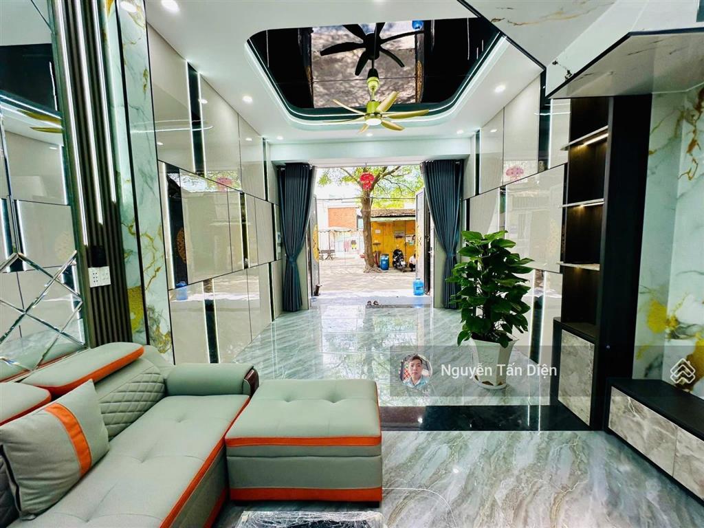 Nhà phố 3 tầng bên hông chợ phú phong chỉ 4 tỷ 5