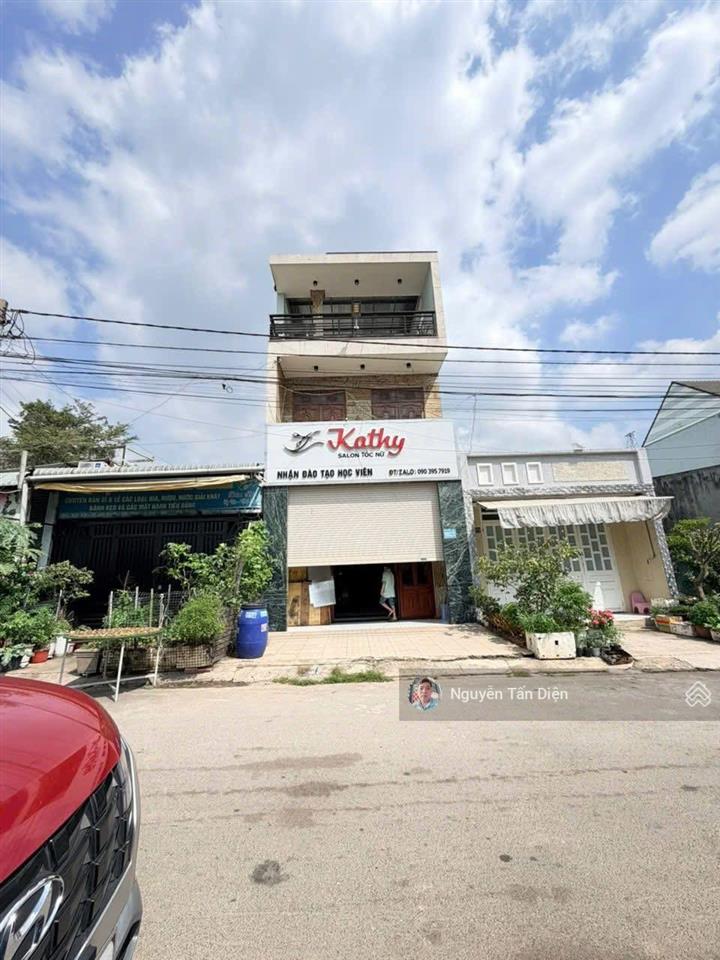 Nhà ngay chợ cách đường liên huyện 50m diện tích khủng 102m2 có phòng ngủ dưới cho người lớn tuổi