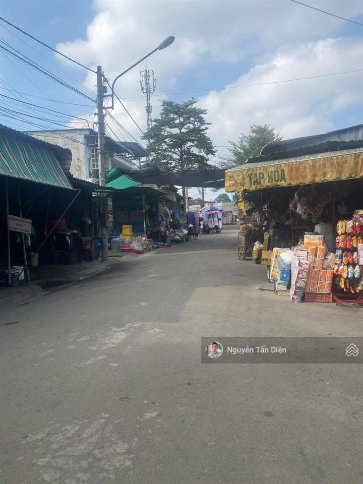 Nhà ngay chợ cách đường liên huyện 50m diện tích khủng 102m2 có phòng ngủ dưới cho người lớn tuổi