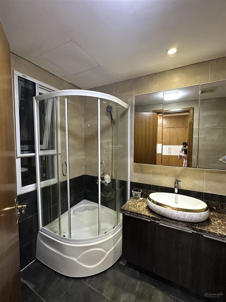 Cho thuê golden palace, mễ trì 120m2 3pn cơ bản,nhà sạch đẹp, có slot otô chỉ 16tr/th 0932 526 ***
