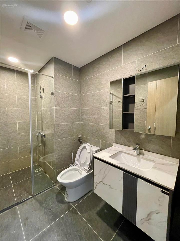 Cho thuê căn góc hướng mát, 103m² là 3 phòng ngủ, nội thất cơ bản 15,5 triệu/tháng vào được luôn