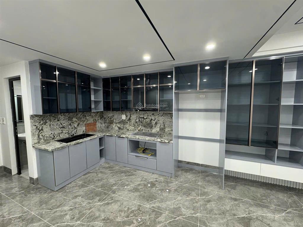 Nhà mới 56m2 tại phố trạm long biên hà nội  xây 7 tầng thang máy. ga ra ô tô