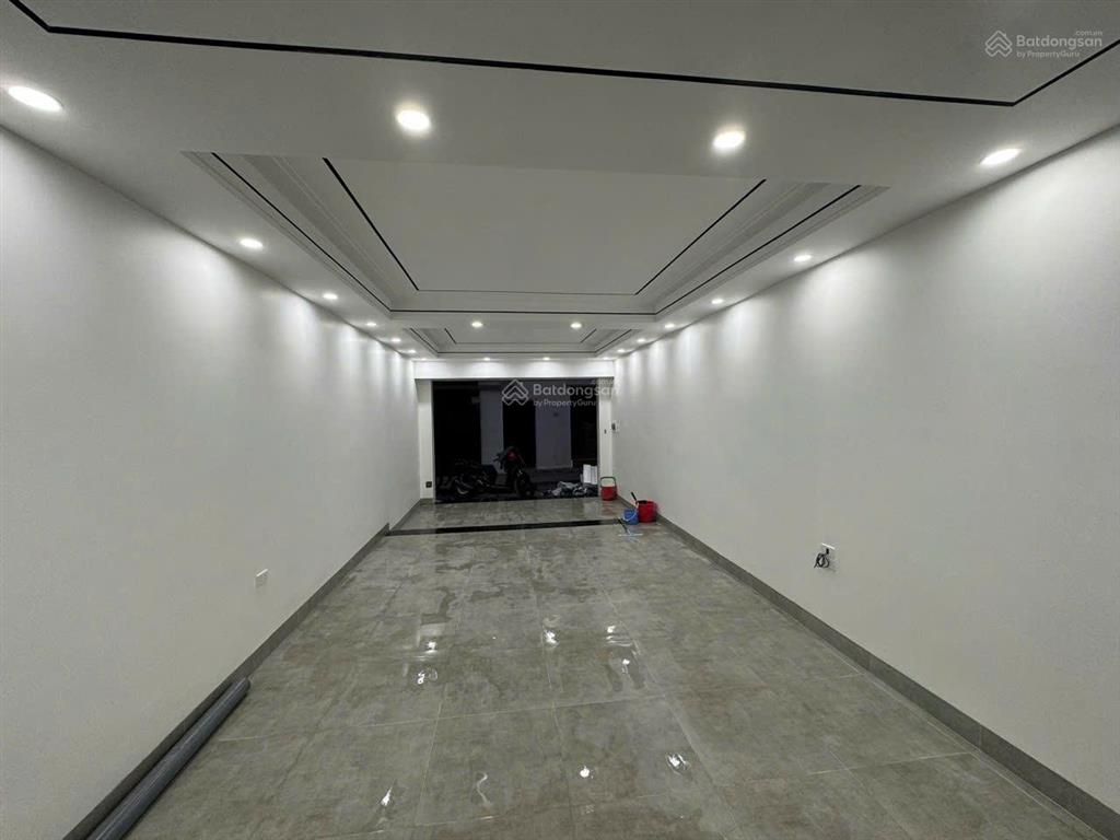 Nhà mới 56m2 tại phố trạm long biên hà nội  xây 7 tầng thang máy. ga ra ô tô