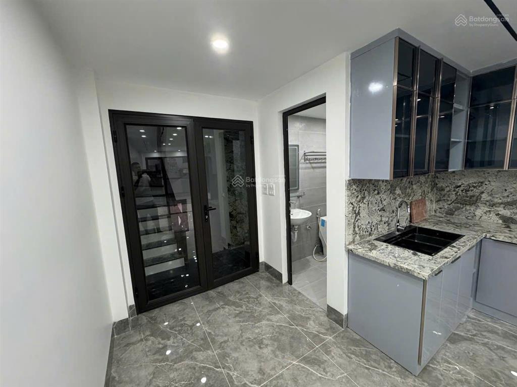 Nhà mới 56m2 tại phố trạm long biên hà nội  xây 7 tầng thang máy. ga ra ô tô