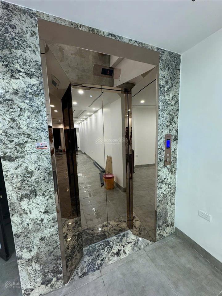 Nhà mới 56m2 tại phố trạm long biên hà nội  xây 7 tầng thang máy. ga ra ô tô