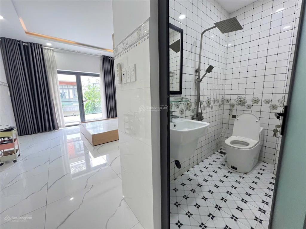 Cho thuê nhà nguyên căn 1 trệt 3 lầu, 5 phòng ngủ, đầy đủ nội thất có thể dọn vào ở ngay
