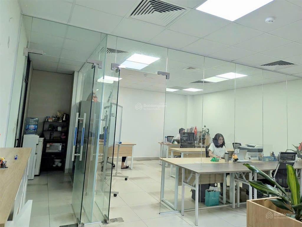 Cực hiếm  cho thuê văn phòng siêu mới ngăn sẵn 2 phòng riêng đẹp tại phố duy tân.  0988 476 ***