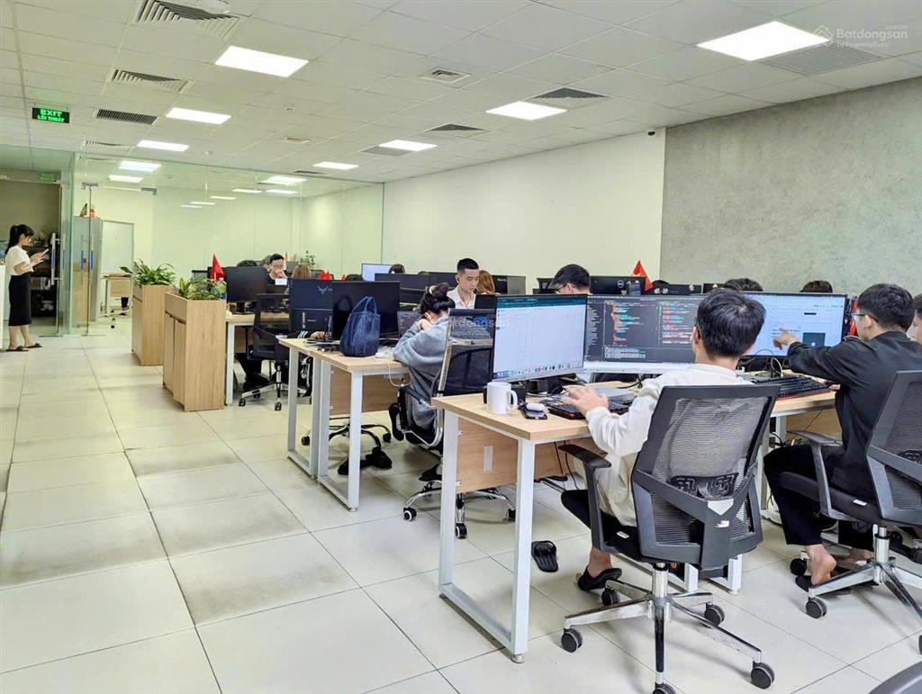 Cực hiếm  cho thuê văn phòng siêu mới ngăn sẵn 2 phòng riêng đẹp tại phố duy tân.  0988 476 ***