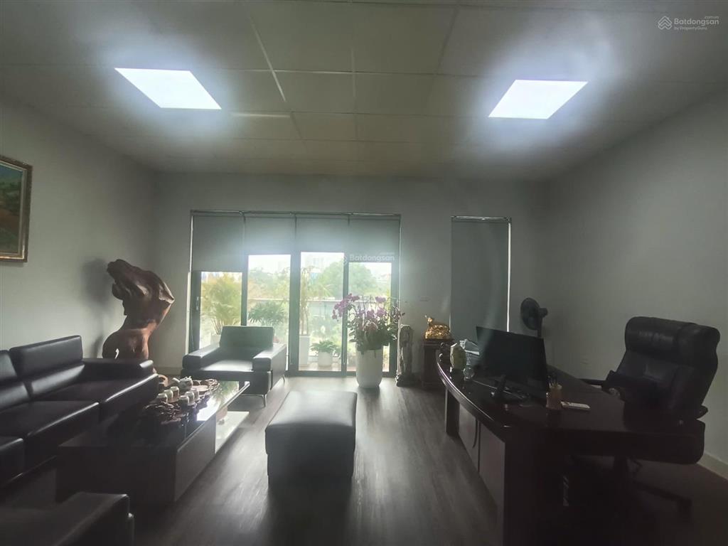 Cho thuê nguyên căn 4 tầng x 91m2 tại trục đường nguyễn chánh  trung hòa.  0988 476 ***