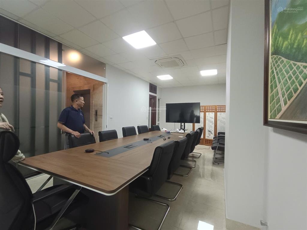 Cho thuê nguyên căn 4 tầng x 91m2 tại trục đường nguyễn chánh  trung hòa.  0988 476 ***