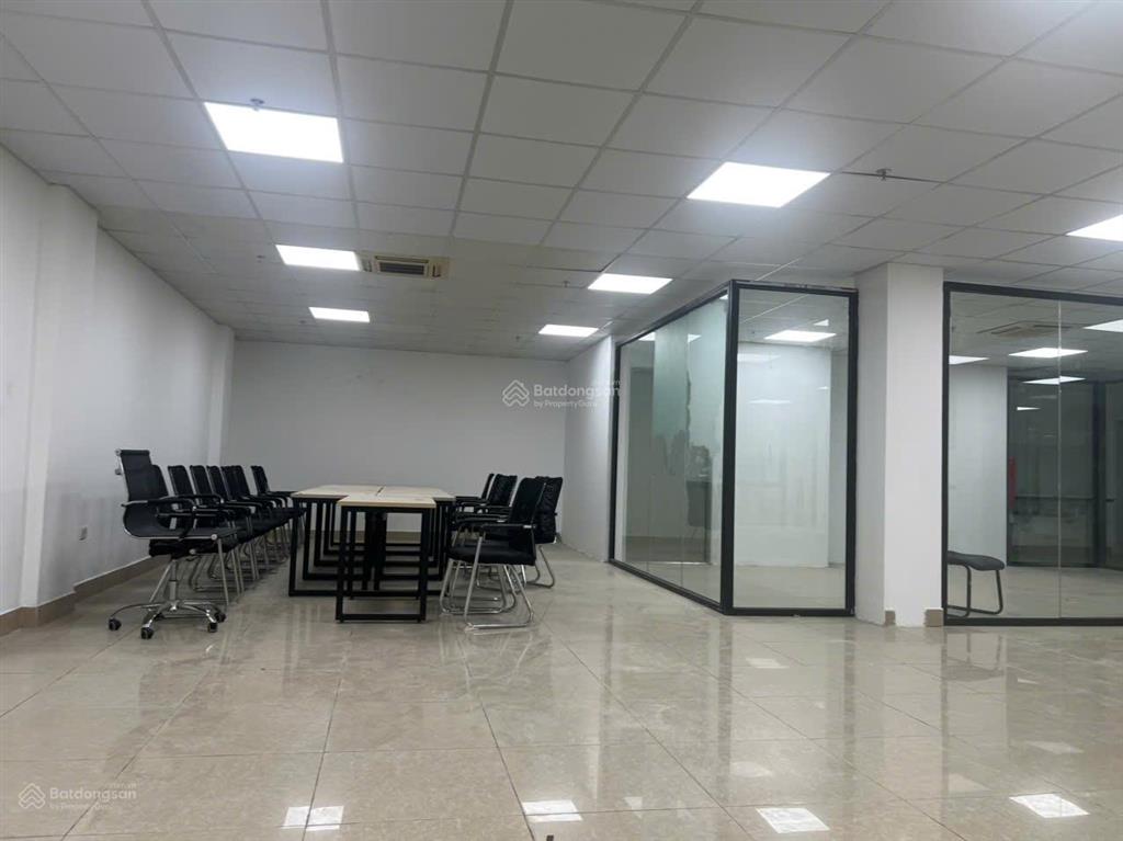 Cực hiếm ở duy tân  cho thuê văn phòng chia sẵn 250m2 giá chỉ 50tr/tháng.  0988 476 ***