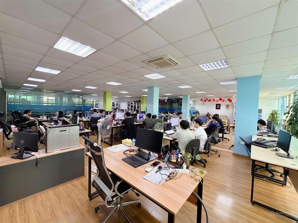 Cực hiếm ở duy tân  cho thuê văn phòng chia sẵn 250m2 giá chỉ 50tr/tháng.  0988 476 ***