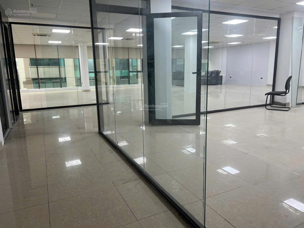 Cực hiếm ở duy tân  cho thuê văn phòng chia sẵn 250m2 giá chỉ 50tr/tháng.  0988 476 ***