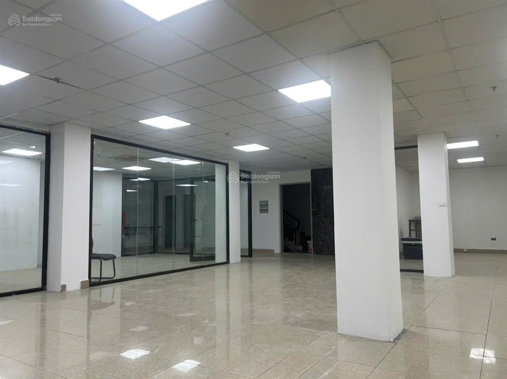 Cực hiếm ở duy tân  cho thuê văn phòng chia sẵn 250m2 giá chỉ 50tr/tháng.  0988 476 ***