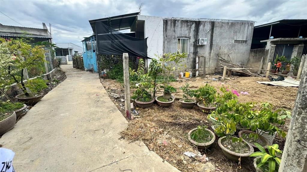 Bán đất có nhà cấp 4 diên an kế bên đường 23/10, đường betong 35m, chỉ 10p ra biển, giá 1,499 tỷ