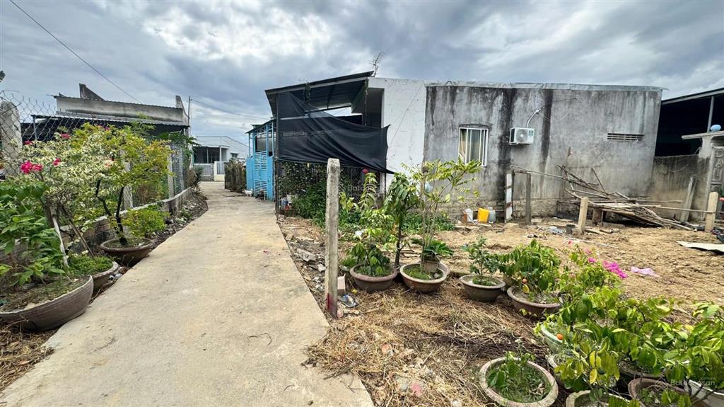 Bán đất có nhà cấp 4 diên an kế bên đường 23/10, đường betong 35m, chỉ 10p ra biển, giá 1,499 tỷ