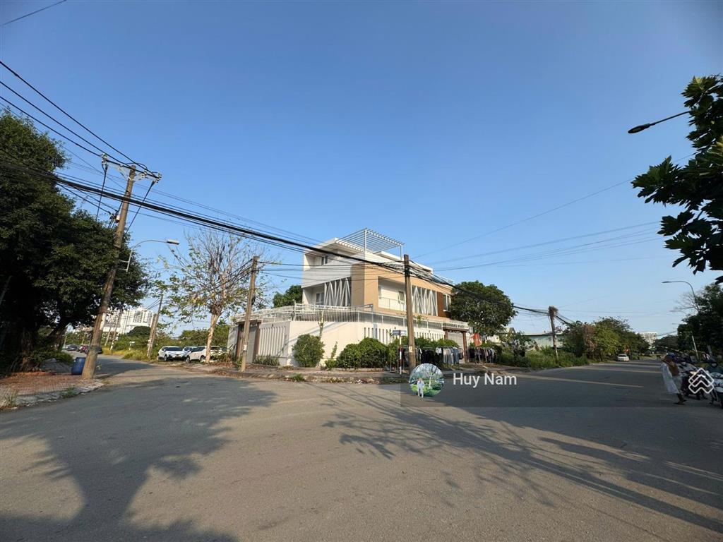 Biệt thự góc 2 mặt tiền ngay liên phường  đối diện global city  13,5x22m  3 tầng  giá chỉ 30 tỷ