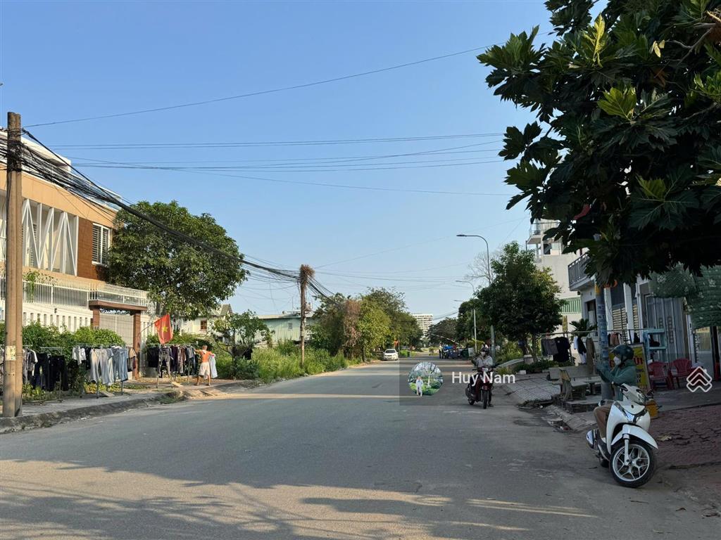 Biệt thự góc 2 mặt tiền ngay liên phường  đối diện global city  13,5x22m  3 tầng  giá chỉ 30 tỷ