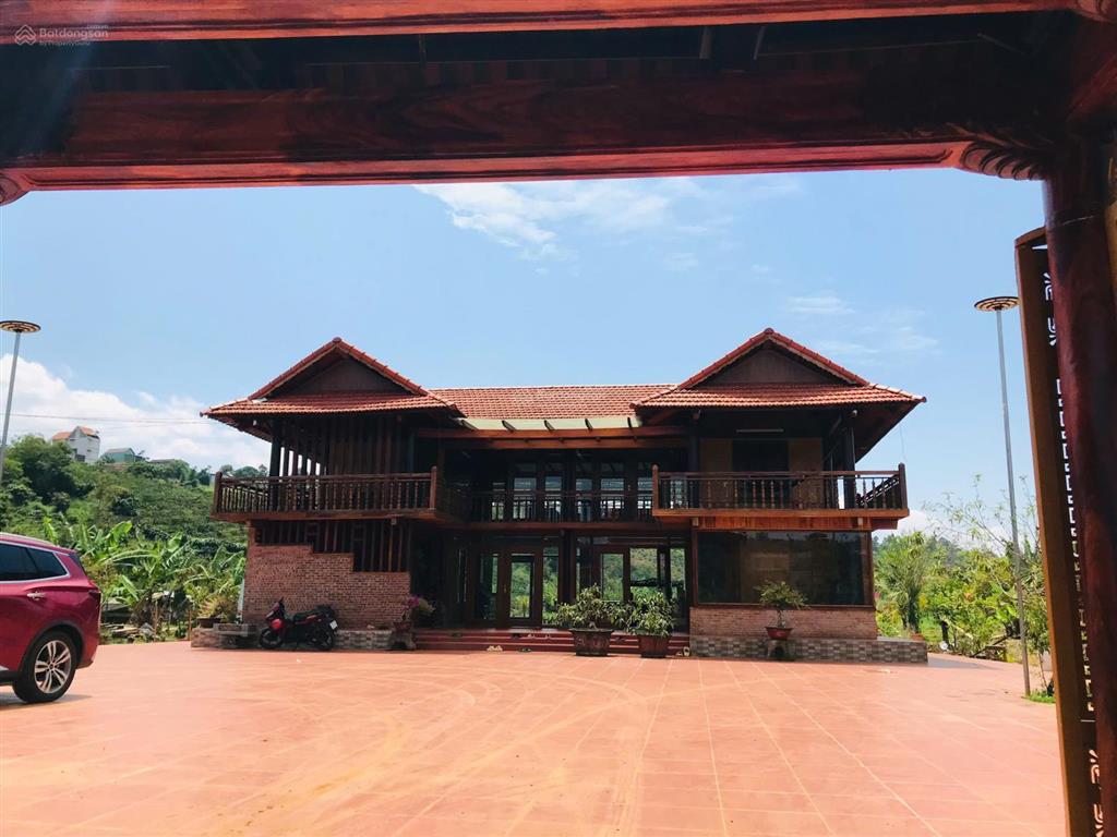 Căn biệt thự nhà gỗ 3 mặt tiền vườn sinh thái, có 1 không 2 tại trung tâm di linh!