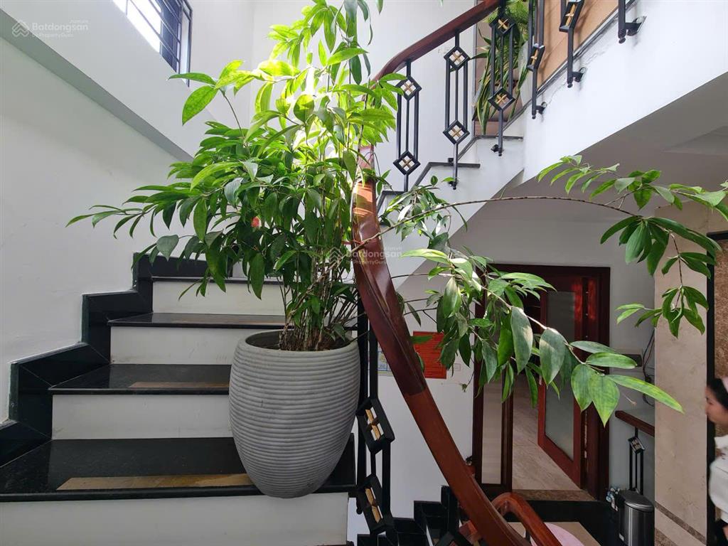 Bán tòa nhà văn phòng đường mễ trì 7 tầng t. máy, mt 5,7m, ô tô tránh đỗ ngày đêm, kd sầm uất