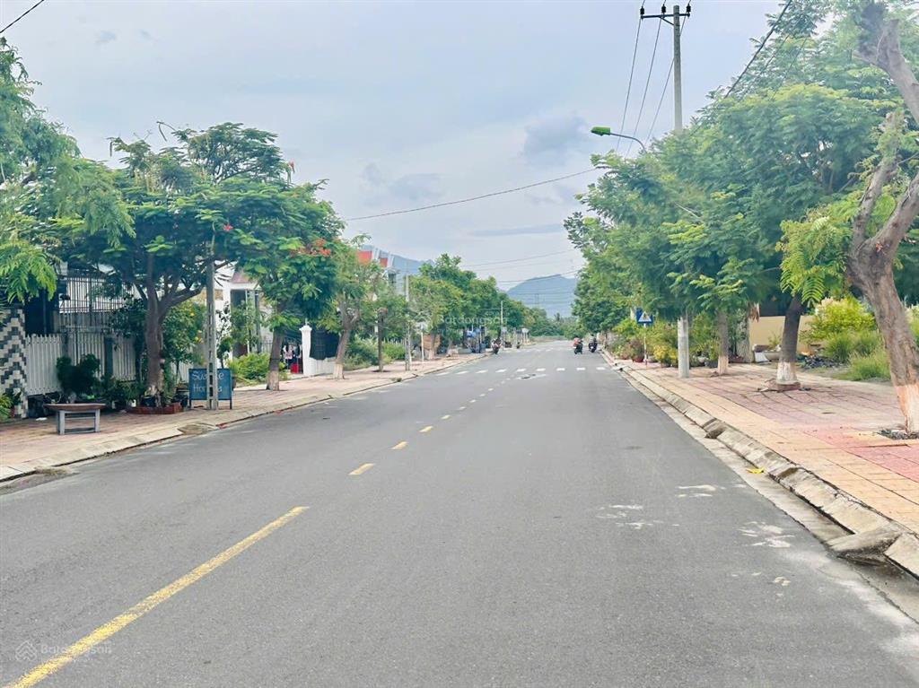 Chủ cần ra nhanh đất mặt tiền đường d3 khu tái định cư k8 cam lâm.  0798 347 ***